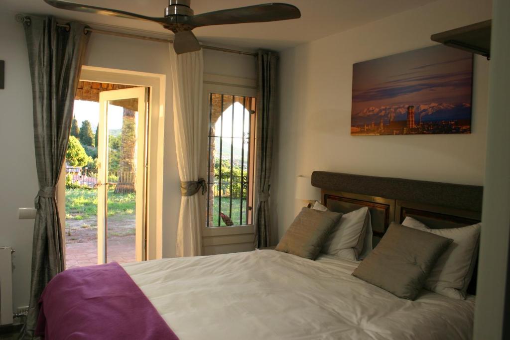 Premia de DaltB&B Premium的卧室配有白色的床和窗户