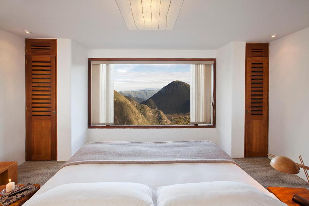 San Antonio火山口乡村民宿的卧室设有山景大窗户