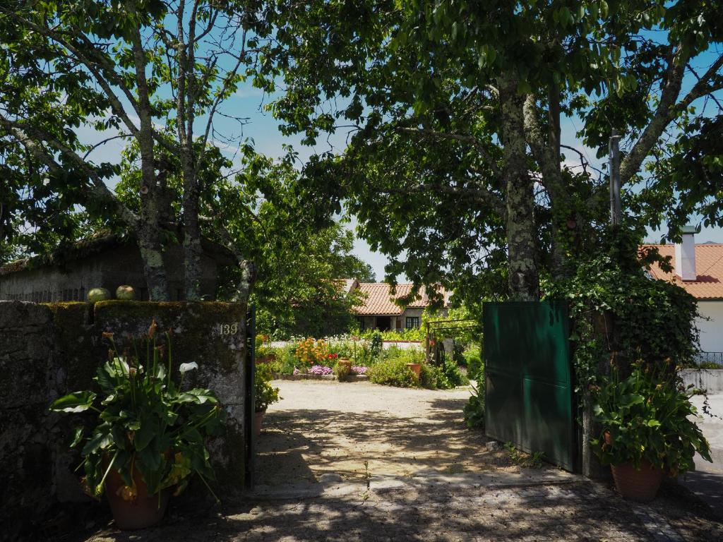 索茹Casa de Pereiró的通往种植了树木和植物的花园的大门
