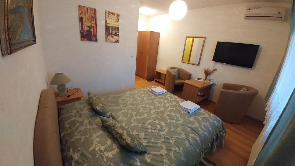 巴尼亚卢卡Vila San的一间小卧室,配有一张床和电视