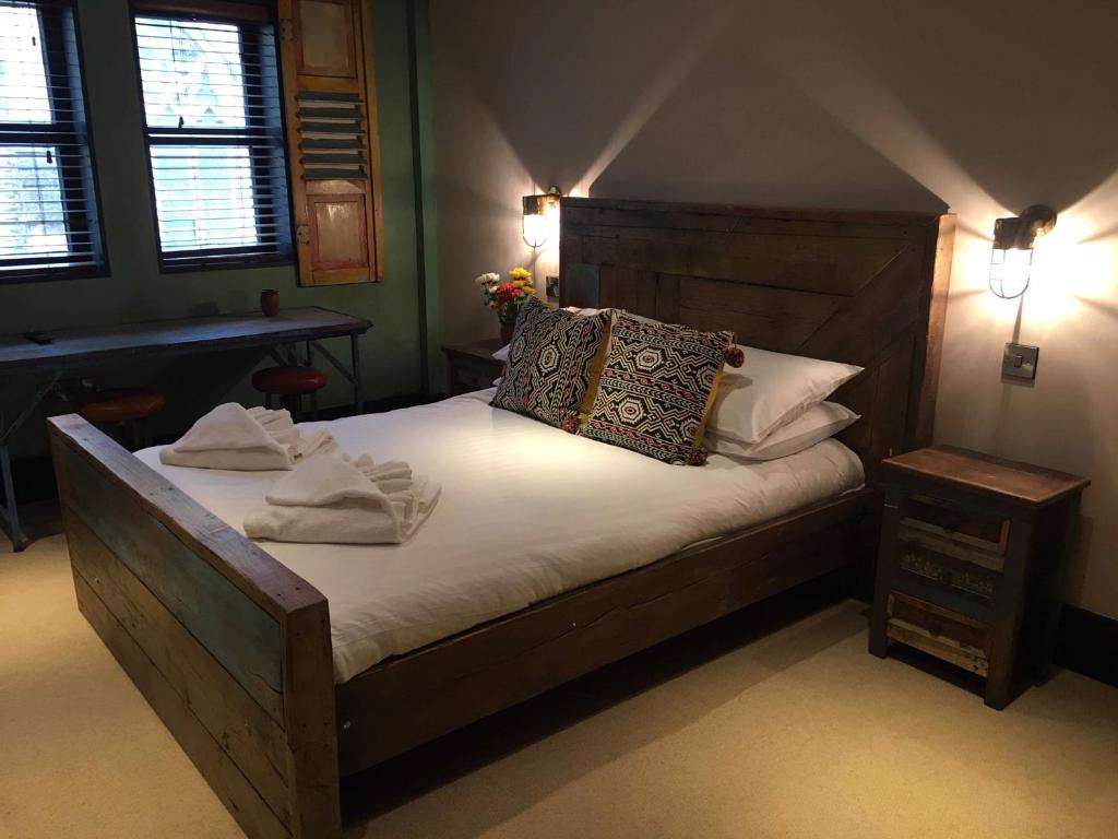 新港Charter House的一间卧室配有带白色床单和枕头的床。