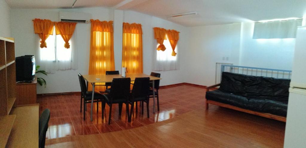 圣奥古斯汀镇Departamento Familiar Centro的客厅配有桌椅和沙发