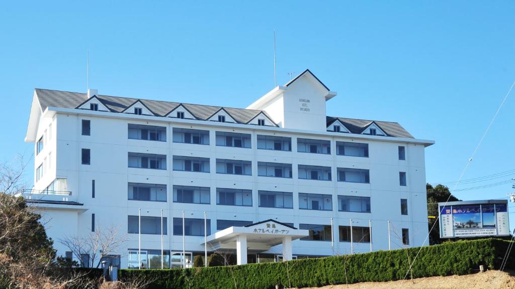 志摩市Kashikojima Hotel Bay Garden的白色的建筑,有黑色的屋顶