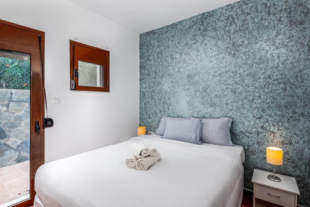 根纳迪Southern Dreams Apartments的卧室配有白色的床和蓝色的墙壁