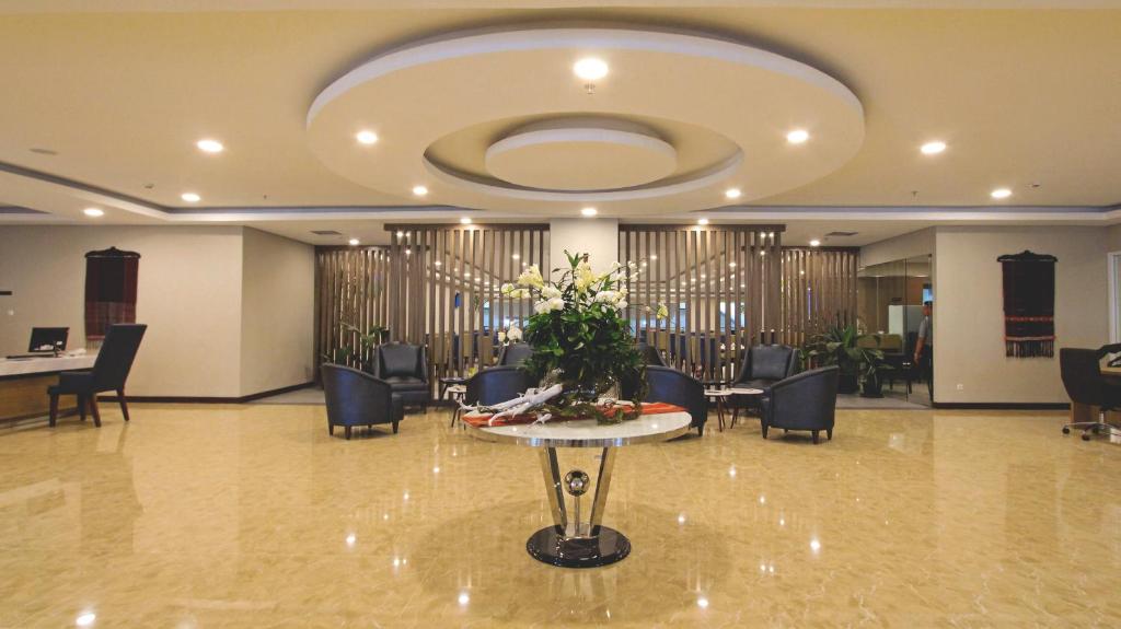 棉兰Anara Sky Kualanamu Hotel的大堂设有鲜花桌