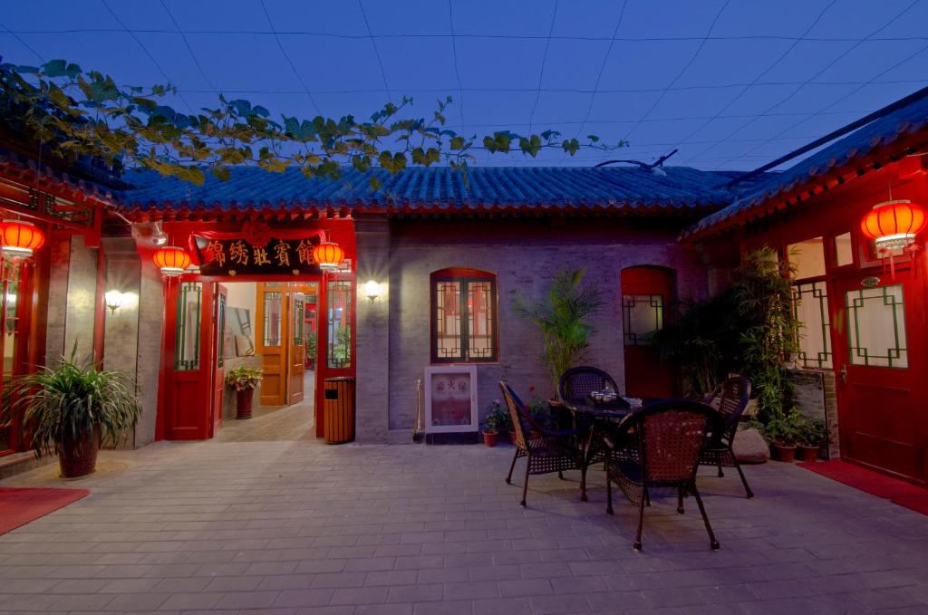 北京北京锦绣庄四合院宾馆的房屋的庭院,配有桌椅