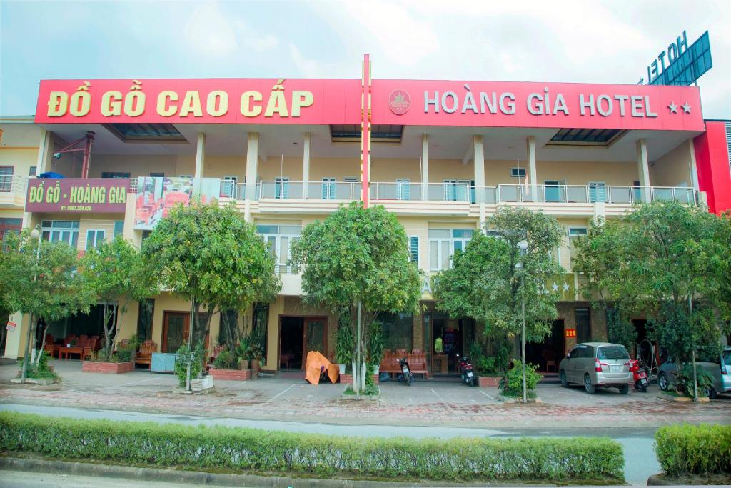 老街市Khách Sạn Hoàng Gia Lào Cai - Hoang Gia Hotel的一座大建筑,上面有大红色标志