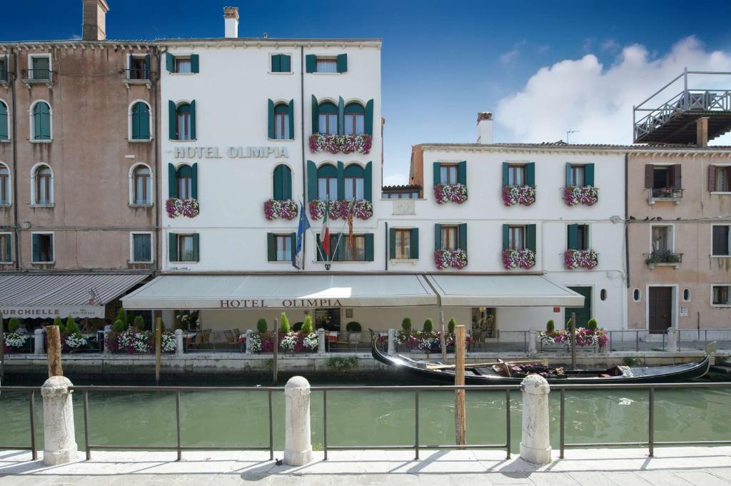 威尼斯Hotel Olimpia Venice, BW Signature Collection 3sup的一座建筑旁边的水中设有缆车的酒店