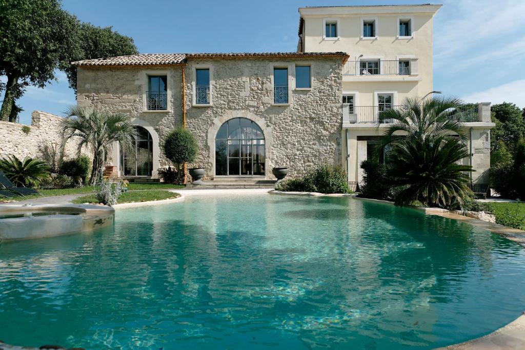 蒙彼利埃Domaine de Verchant & Spa - Relais & Châteaux的大楼前的大型游泳池