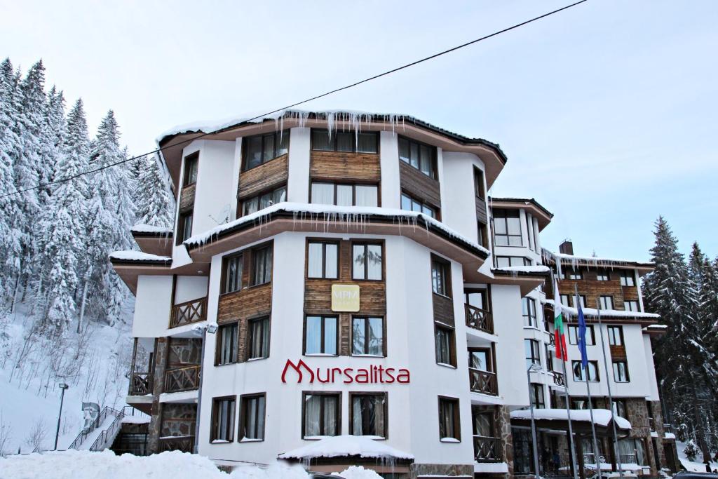 潘波洛沃Hotel Mursalitsa by HMG的雪上标有标志的建筑