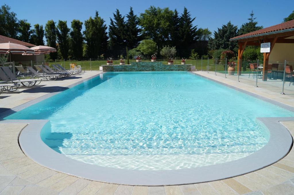 蒙代列赫Hotel Restaurant La Martiniere的蓝色海水大型游泳池