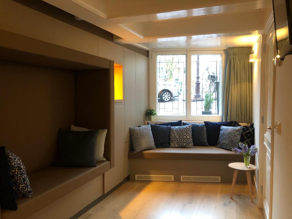 阿姆斯特丹Singel Residence的带沙发和窗户的客厅