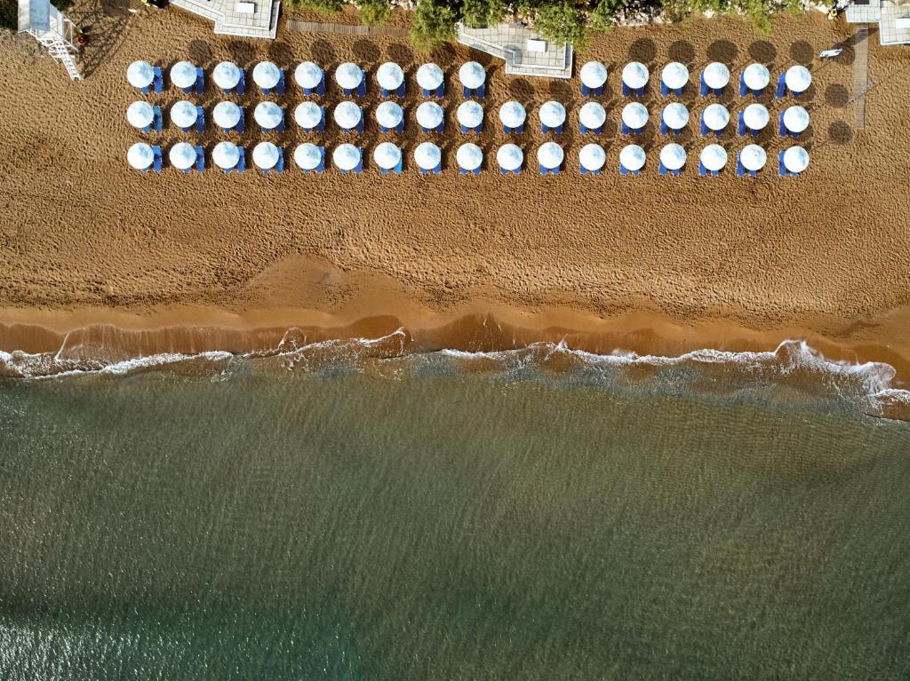 埃亚玛琳娜奈奇多Giannoulis – Santa Marina Beach Hotel的海滩的空中景色,连排凳子