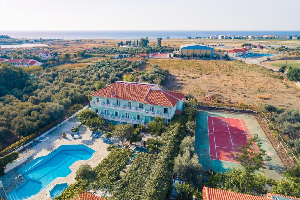 毕达哥利翁埃费林酒店的享有带游泳池的大房子的空中景致
