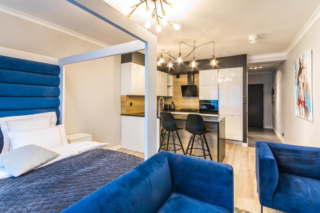 卡托维兹Fabulous apartment in heart of Katowice的一间卧室配有蓝色的床和蓝色的沙发