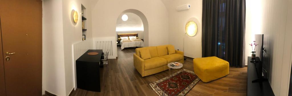 卡塞塔Tropicana Room的客厅配有黄色椅子和沙发