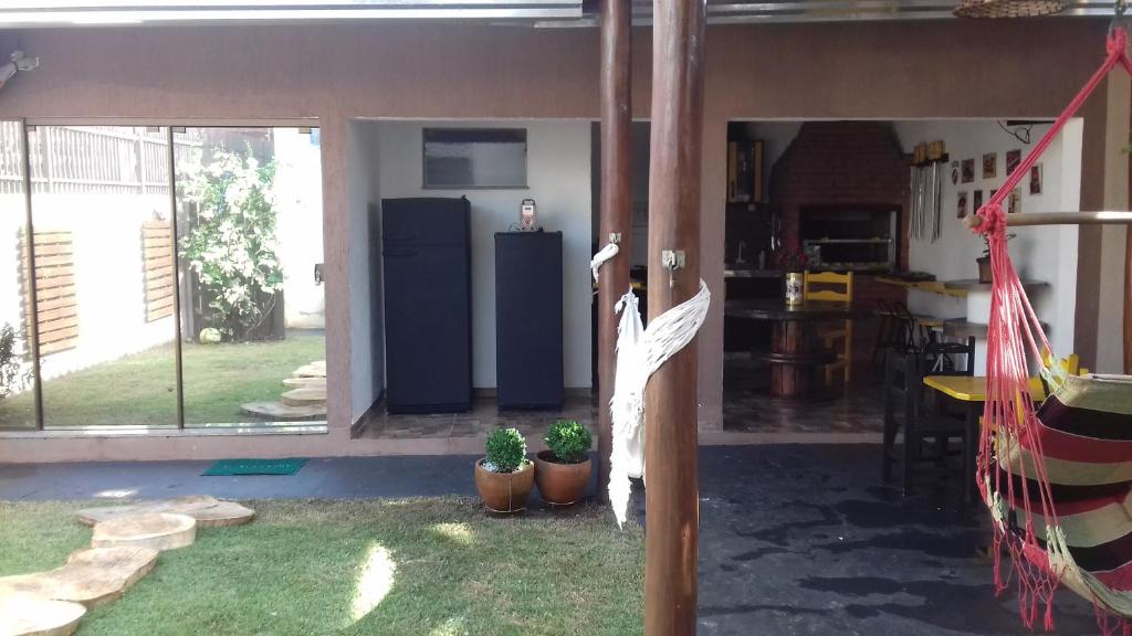 多拉杜斯CANTINHO DO SOSSEGO的一间设有盆栽和冰箱的院子的房间