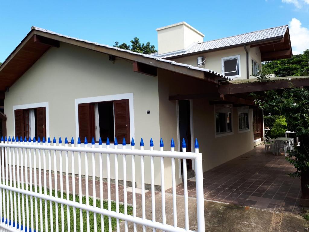 弗洛里亚诺波利斯Monsal Casa para Temporada的房屋前的白色栅栏