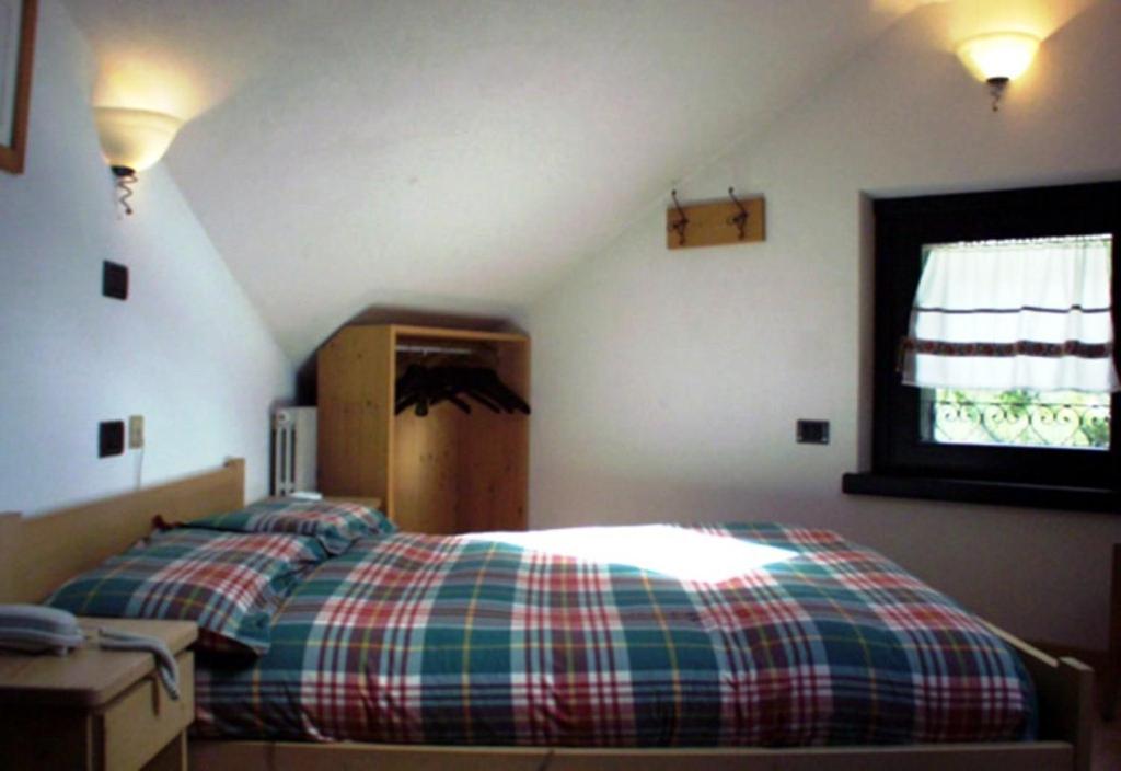 瓦尔迪登特罗Chalet Villa Valania的一间卧室,在阁楼上设有床和窗户