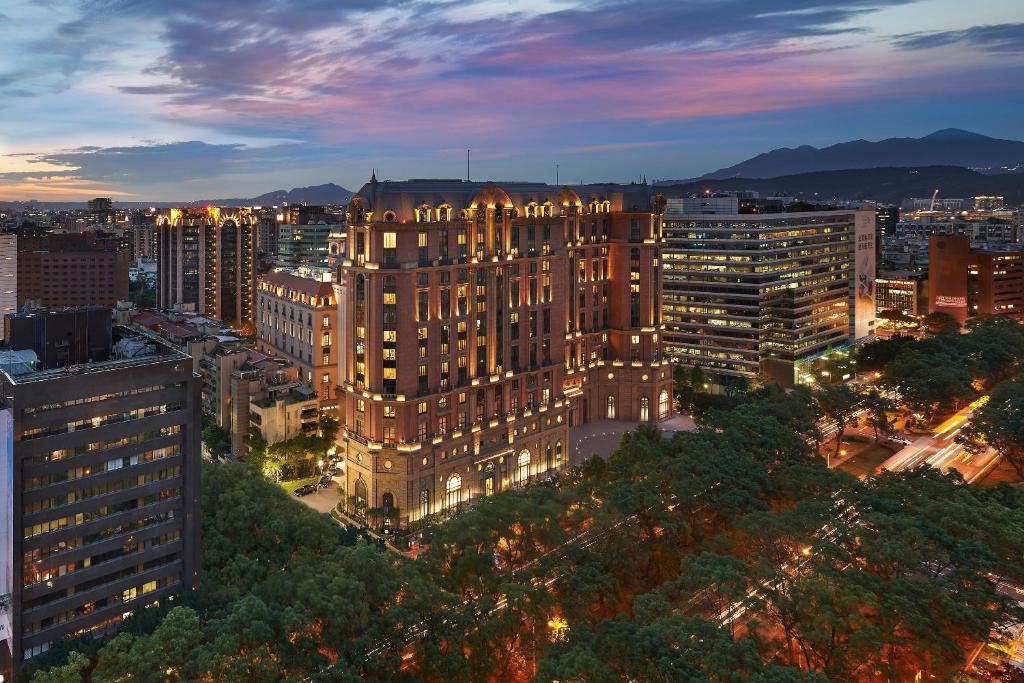 台北Mandarin Oriental, Taipei的城市中一座大建筑的景观