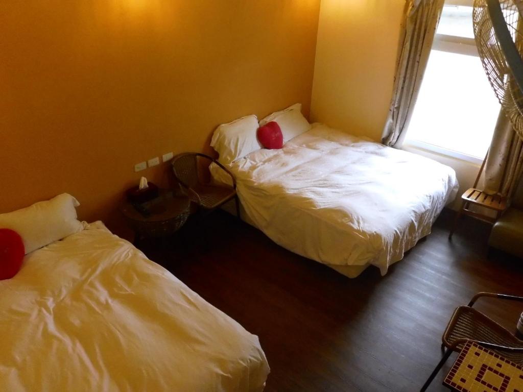 垦丁大街垦丁六福山庄 的一间卧室设有两张床和窗户。