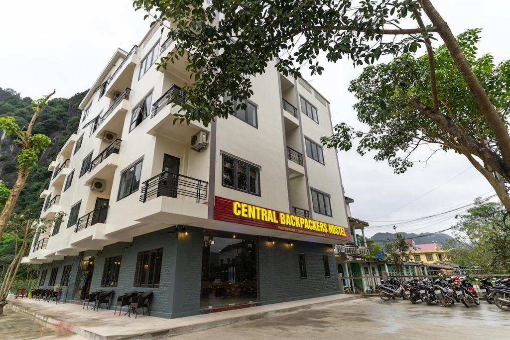 峰牙Central Backpackers Hostel - Phong Nha的停在前面的摩托车建筑