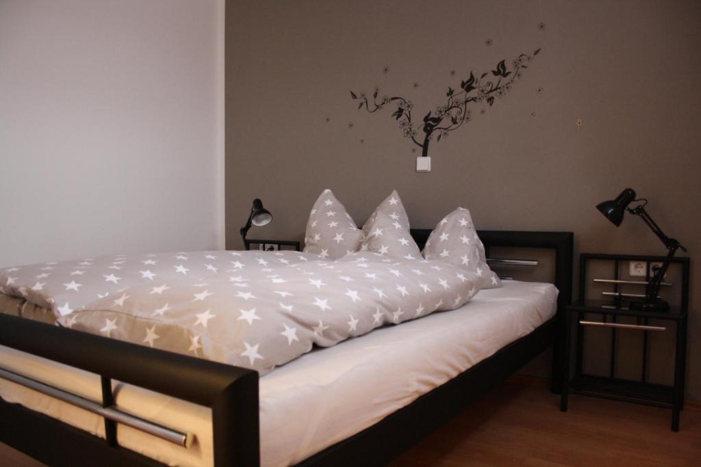 莱比锡Ilka´s kleine Harmonie的一间卧室配有带白色床单和花瓶的床