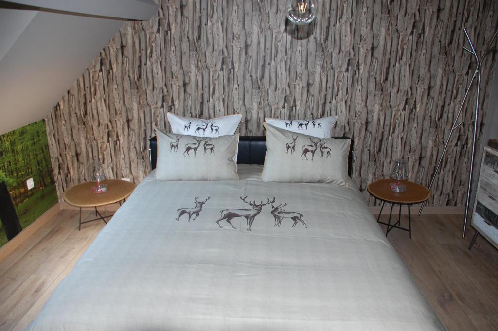 奥伯尔Bed & Cook的一间卧室配有一张带鹿画的床。