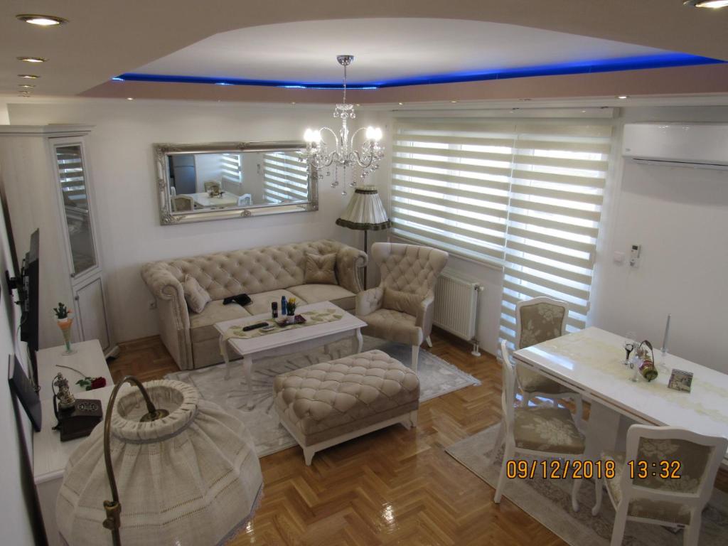 巴尼亚卢卡Apartman Tea 2的客厅配有沙发和桌子