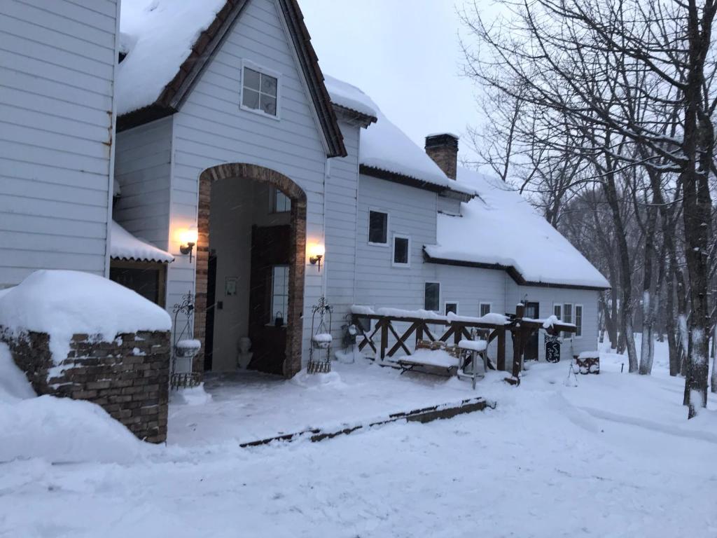 立科町Petit Hotel Kurumi to Milk的白房子,地面上积雪