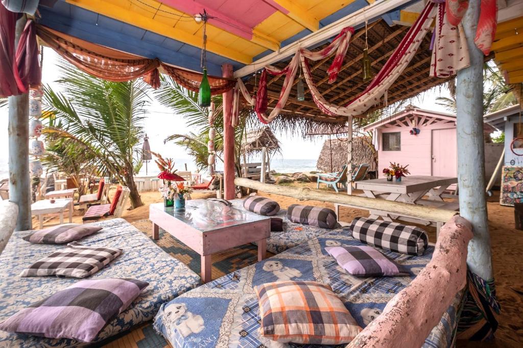 高尔巴拉海滩度假屋的海滩庭院内的一组床位