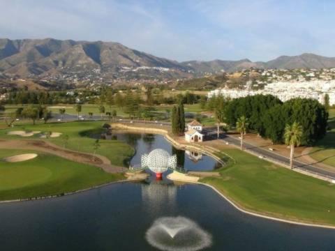 米哈斯科斯塔Valleverde Apartment的享有高尔夫球场和湖泊的空中景致