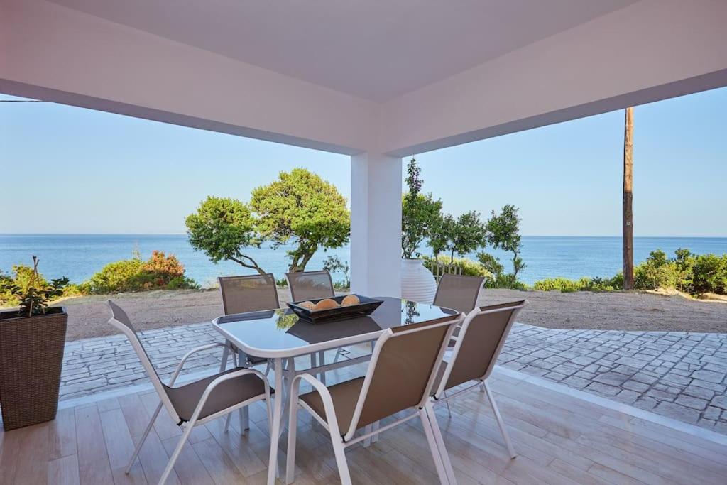 希俄斯Chioni's Houses的一间带桌椅的海景用餐室