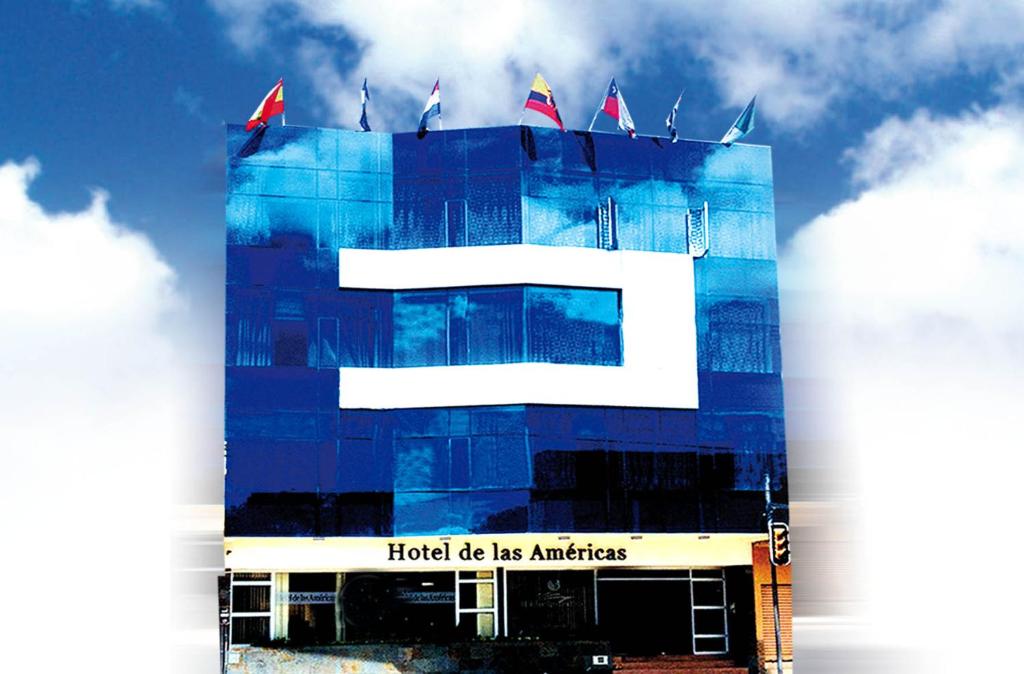 安巴托Hotel de las Américas - Ambato的一座建筑,上面有标志,上面写着医院是它的反向标志