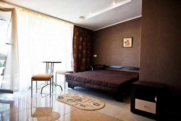 哈尔科夫Privat Kharkov的一间卧室配有一张床、一张桌子和一个窗户。