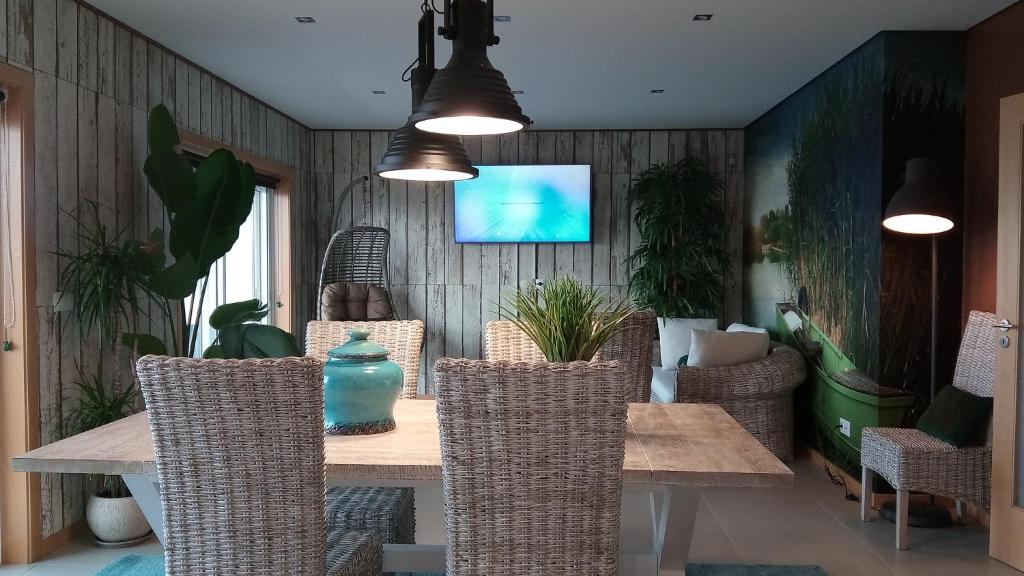 普拉亚达巴拉Wherry Green Guest House (PRAIA DA BARRA)❤️的一间带木桌和椅子的用餐室