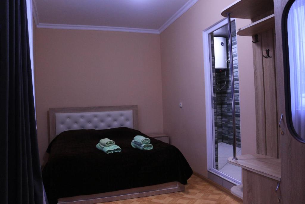 梅斯蒂亚Inga Jafaridze Guesthouse Pele的一间卧室配有一张床,上面有两条毛巾