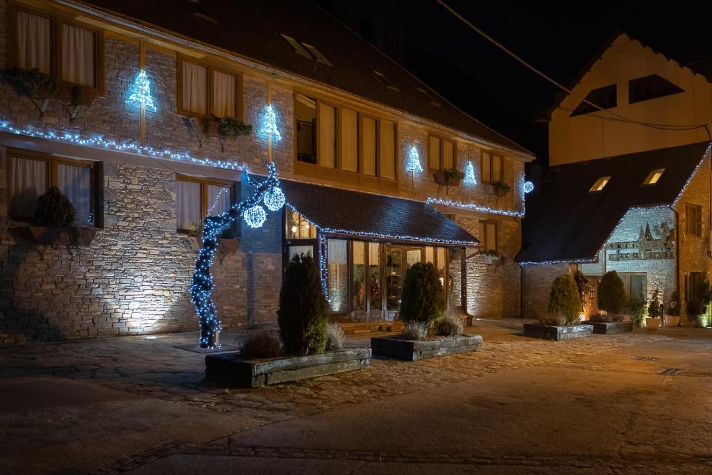 阿蒂斯卡萨艾琳Spa酒店的建筑的侧面有圣诞灯