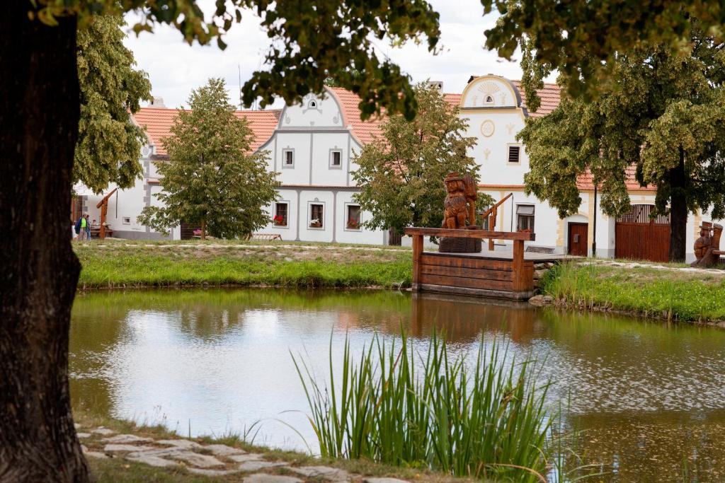 Holašovice斯浦克尔瓦特宾馆的一座建筑前的一座池塘