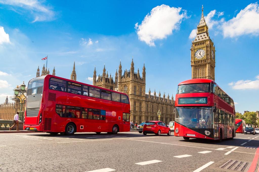 伦敦伦敦市中心舒适公寓的大便前的红色双层巴士