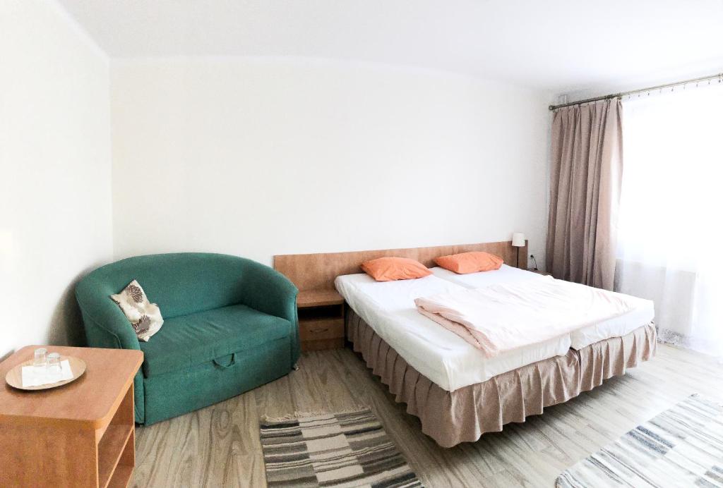 米尔泽希塞格斯辛尼天堂酒店的一间小卧室,配有一张床和一把椅子