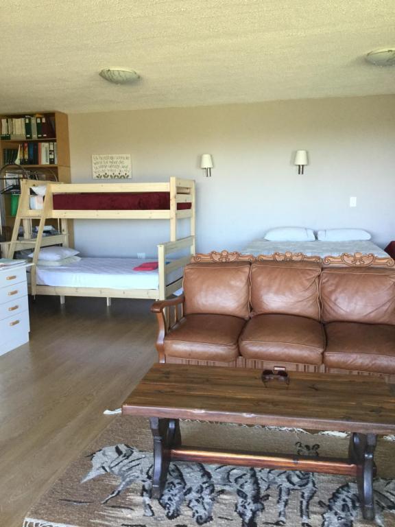 VoigtlandWindhoek Rural Self Catering的带沙发和双层床的客厅
