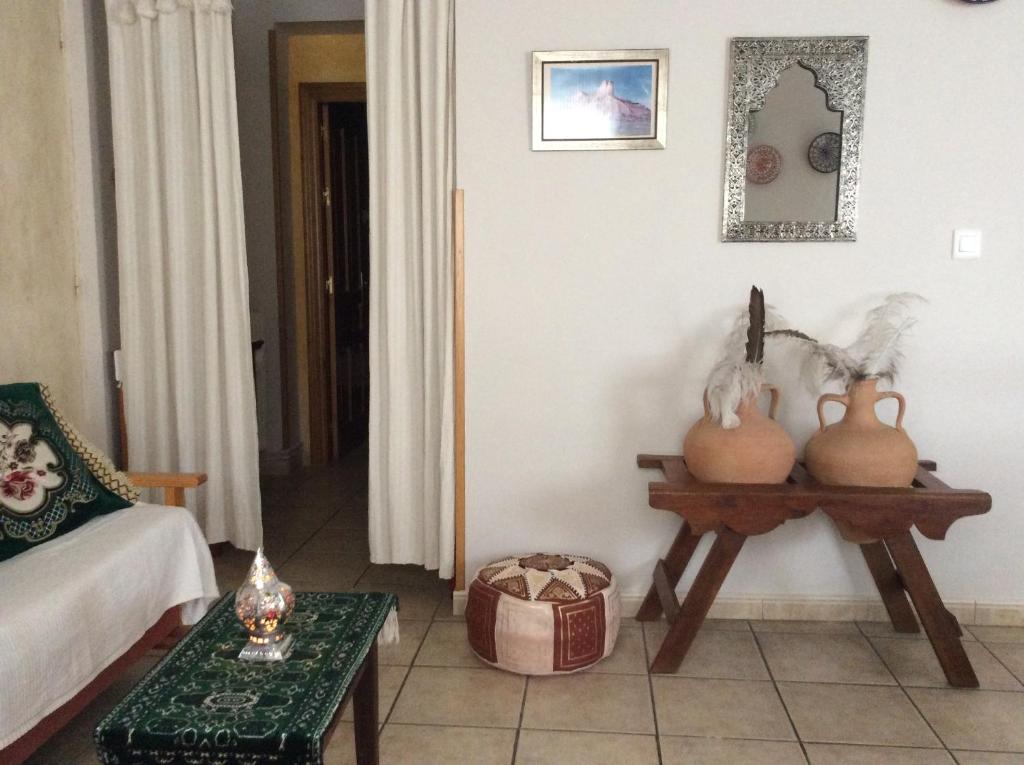 阿尔格达斯Apartamento Rural Castildetierra的客厅配有带南瓜的桌子