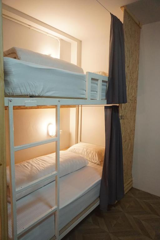 Khoksametchun Hostel客房内的一张或多张床位