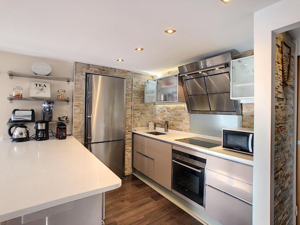 戛纳戛纳阁楼公寓的厨房配有不锈钢用具,铺有木地板