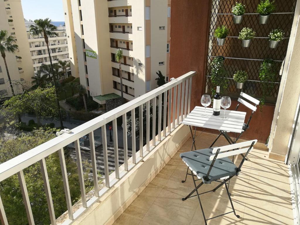 马贝拉Mariana & Sirus´ Home的阳台配有桌椅。