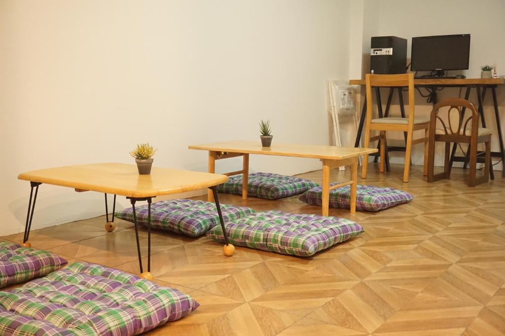 Khoksametchun Hostel的电视和&#47;或娱乐中心