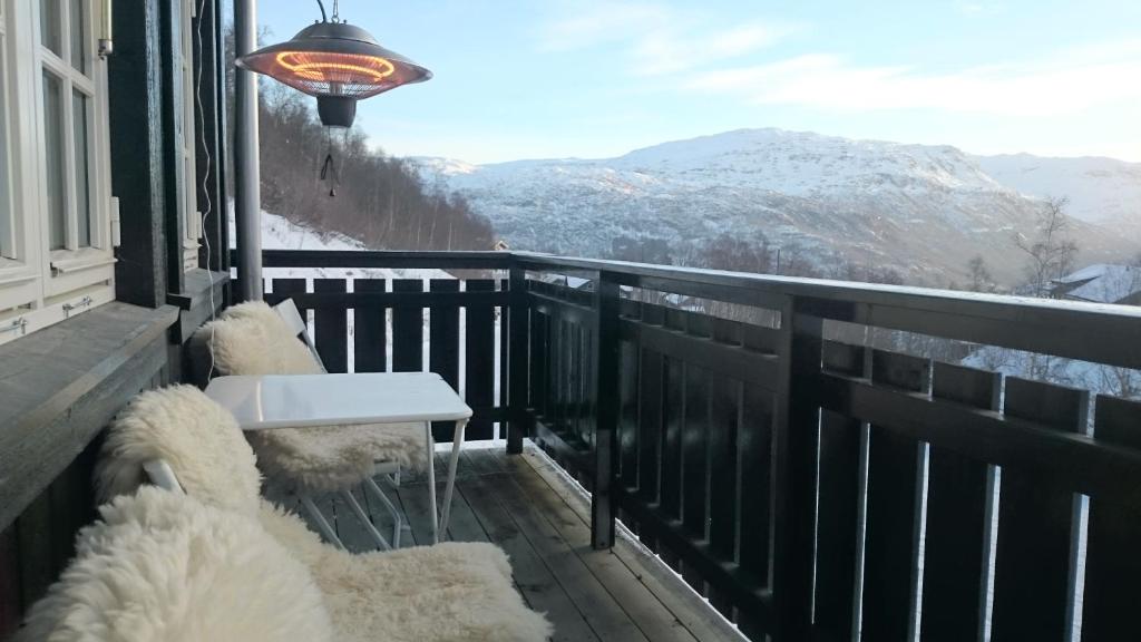勒尔达尔Røldal的阳台设有长凳,享有山景。