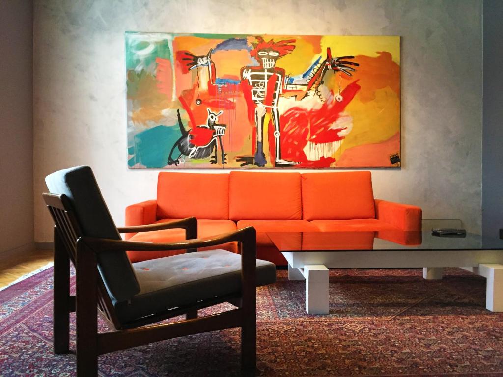萨拉热窝Design Atelier的客厅配有橙色沙发和椅子