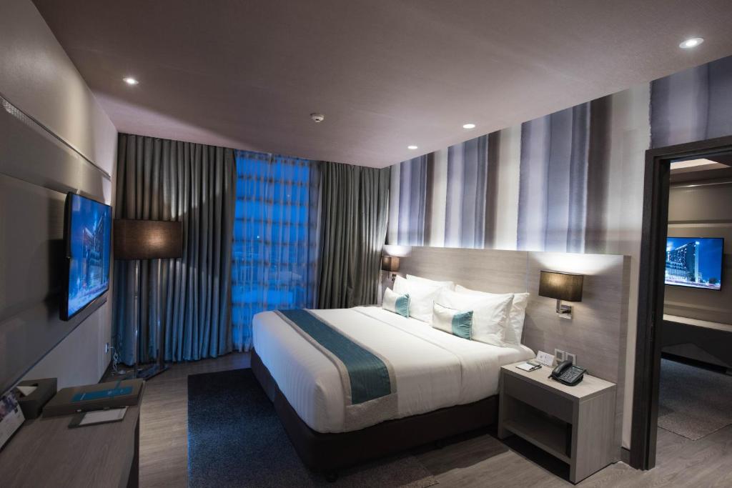 宿务bai Hotel Cebu的酒店客房,配有床和电视